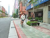 信義路人行道　鋪面顏色錯了