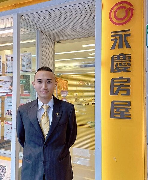 永慶房屋王世興經紀人助老奶奶圓滿售屋,並積極協助尋找租屋處、貼心幫忙搬家。圖/永慶房產集團提供