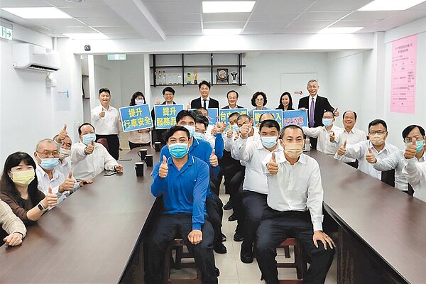 台中市交通局長葉昭甫（後排左四）、勞工局代表與台中市最大公車經營業者台中客運勞、資雙方代表23日宣布台中客運司機每月加薪4000元的好消息。（台中市交通局提供／張亦惠台中傳真）