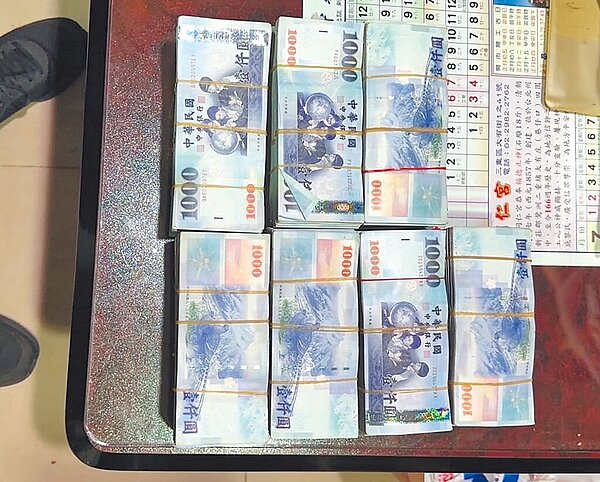三重警方在陳姓保全家中查獲邱男失竊的鉅額現金。（新北市三重警分局提供／呂健豪新北傳真）