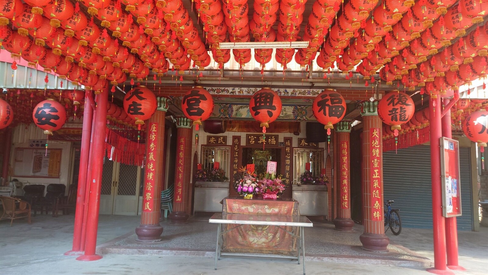 苗栗縣後龍鎮大庄里活動中心旁的福興宮歷史82年,辦理登記卻要繳交回饋金,縣議員林寶珠今天質詢跳腳。記者范榮達/攝影