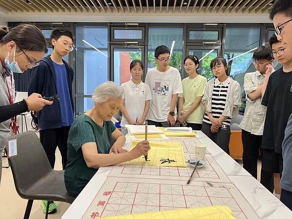 代際融合,需要更多年輕人的參與。圖/取材自上觀新聞受訪者供圖