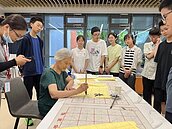 省房租、陪老人？年輕人入住養老院　在互相陪伴中獲得「情緒價值」