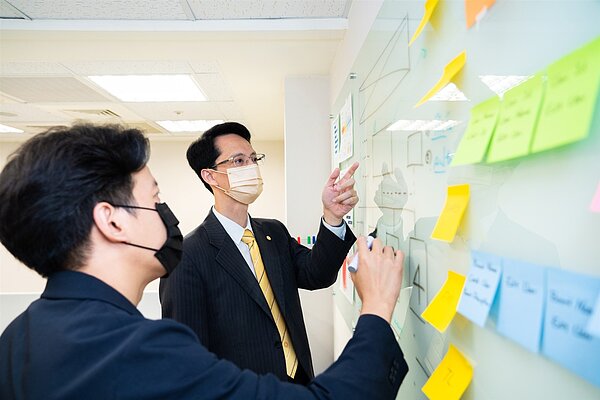 永慶房產集團資訊部協理呂學堯（右）表示，購售屋決策涉及許多環節，不同決策情境都可透過科技幫助民眾，因此房產科技有很多發展機會。圖／永慶房產集團提供