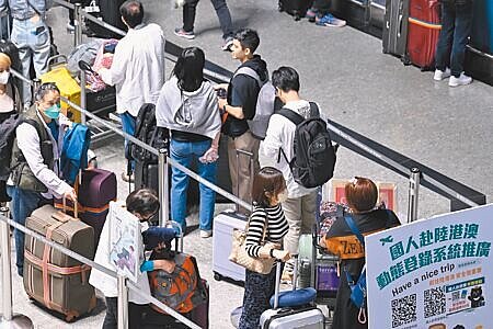 藍白合破局,兩岸旅遊全面解封添變數。圖為旅客在桃園機場辦理登機報到手續。(本報資料照片)