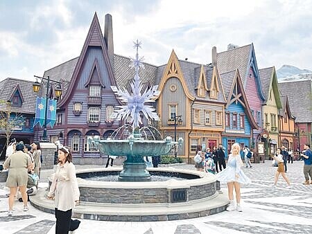 香港迪士尼樂園全新園區「魔雪奇緣世界」,打造出《冰雪奇緣》中艾倫戴爾王國的街景,「友誼噴泉」是拍照熱點之一。(何書青攝)