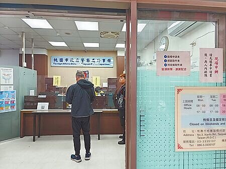 警政署4月起開放良民證線上申請,不過桃園至今僅線上申辦5800件,不到總件數1成。(賴佑維攝)