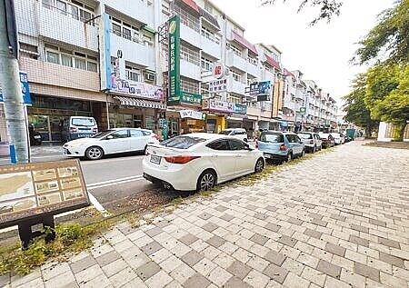 雲林縣虎尾鎮將實施路邊停車收費,圖為人潮最多之一的虎尾鎮中山路。(周麗蘭攝)