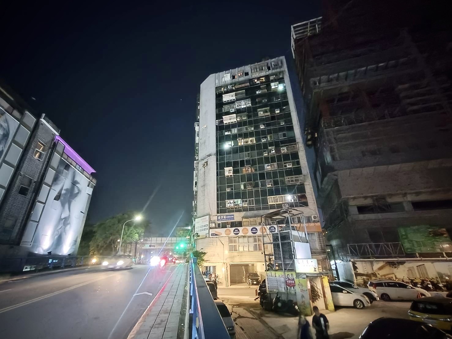 台北市「錦新大樓」墜樓事故不斷，近期更「3周3死」，據悉轄區警方近日已加強巡邏強度，防範再有可疑民眾進入大樓。記者李隆揆／攝影 