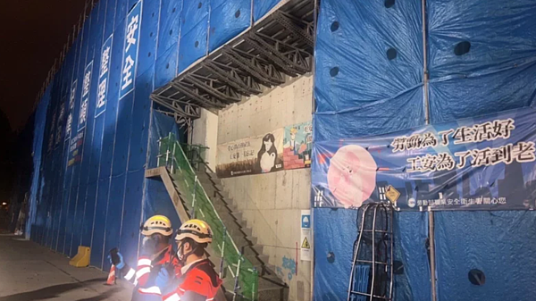 台北市松山區民權東路五段一處工地晚8時許發生工安意外,3名工人被發現在施作防水工程時昏迷倒地。記者李隆揆/翻攝