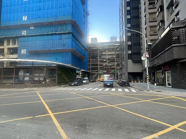 台北市石牌市場新建工程工地24日午發生工安事件,建築高處突飛出鐵條,砸中路過的一輛賓士車,導致車輛前擋風玻璃碎裂,所幸未釀傷亡。記者李隆揆/翻攝