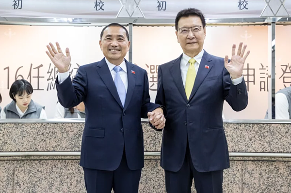 國民黨總統參選人侯友宜(左)及副總統參選人趙少康(右)今天上午一同前往中選會登記為候選人。記者季相儒/攝影