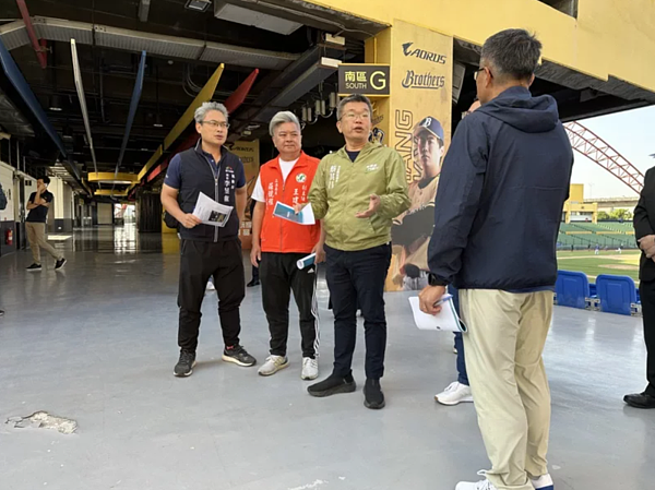立法院副院長蔡其昌與相關單位到台中洲際職棒球場會勘,將斥資1.1億元增設廁所、記者席、休息室,球場油漆與中央空調改善,最快明年1月施工。圖/立法院副院長蔡其昌提供