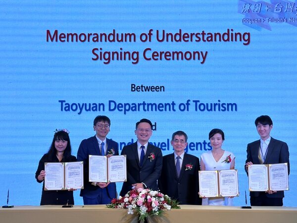 副市長蘇俊賓與局長周柏吟攜手31家業者赴泰國簽署觀光合作備忘錄。圖／新聞處提供