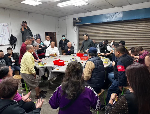 寒流來襲,50餘人躲新北市山區鐵皮屋聚賭,警方四面包圍全數逮捕無漏網之魚。記者王長鼎/翻攝