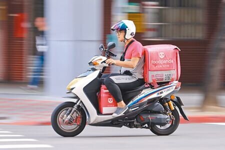 新冠疫情爆發期間,外送平台快速崛起,今年從事非典型工作者達到23萬人。(本報資料照片)