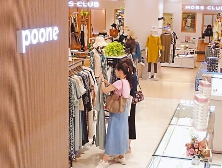 疫後復甦,內需服務業暢旺,服務業大缺工,今年零售業累計今年前7月總薪資增幅達8.14%。圖為民眾在百貨公司選購衣服。(本報資料照片)