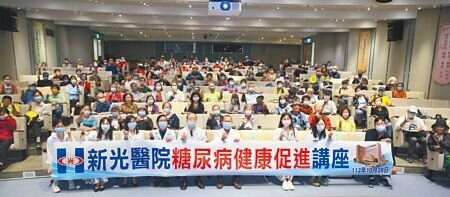 「旺旺中時生活講堂-健康系列講座」,由新光醫院中醫中心林齊魁主任(右四)及睡眠檢查中心李偉康心理師(左四)及Alex 攝影師主講「與糖共舞~好眠控糖 擺脫痠麻」,新光醫院內分泌科主任黃中研(左五)致詞,吸引許多民眾參加。(張鎧乙攝)