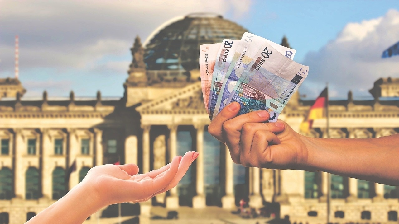 <span style="background:white">▼網友們一致勸原PO別買了，因為若配合此檯面下交易，不僅自己得權益受損，還可能因幫助涉及逃漏稅而有觸法之虞。（示意圖／取自<a href="https://pixabay.com/photos/money-euro-finance-currency-wealth-3864576/" data-cke-saved-href="https://pixabay.com/photos/money-euro-finance-currency-wealth-3864576/"><span style="color:#000000;">pixabay</span></a>）</span>