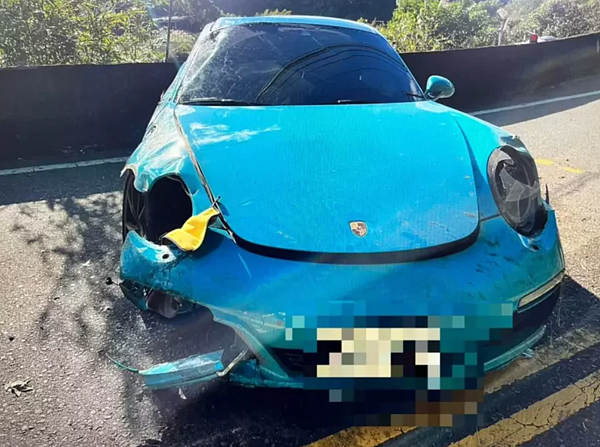 桃園復興45歲的徐姓男子,今上午駕駛藍綠色保時捷轎車,沿台7線直行往大溪方向行駛,因路邊泥濘而打滑自撞山壁後撞至安全護島,造成徐男手臂擦挫傷及車損。記者翁唯真/翻攝