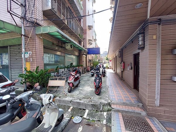 三重區興華街129號旁、兩棟建築物間的一處公有地,改善前長期遭民眾私自堆置雜物、機車占用。圖/新北市政府提供