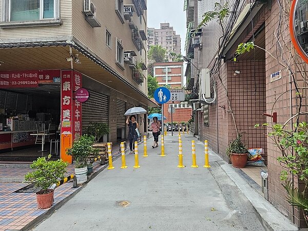 「新北美樂地2.0專案」將三重區興華街129號旁被占用的公有地整理成人行步道,還給居民優質環境。圖/新北市政府提供