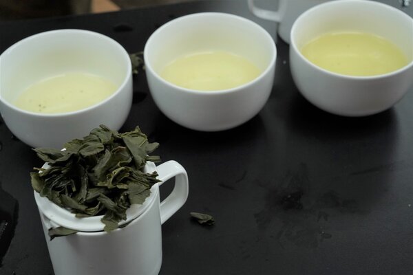 特等茶湯澄清透亮，蜜綠顯黃，風味乾淨平衡，充滿蘭花的清香。圖／新北市政府提供