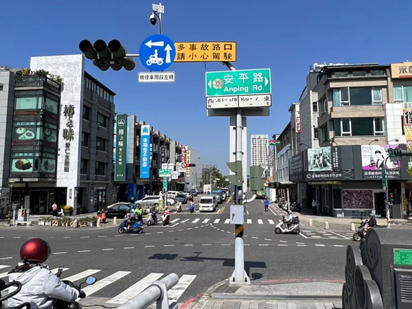 台南市華平路唯獨在安平區民權路段只有15公尺寬，和望月橋不對稱，形成交通瓶頸，地方期待多年終於將拓寬。圖／市議員李啟維提供