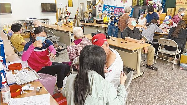衛生所醫師荒,台南市37區衛生所目前有10所沒有醫師。圖為衛生所服務民眾施打疫苗。圖/台南市衛生局提供