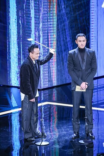 金馬60頒獎嘉賓陳以文(左)、阮經天頒發最佳新演員獎時,工作人員送上愛的小手。圖/聯合報金馬採訪團隊攝影