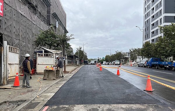 桃園市政府近期獲民眾反映重劃區內多起建案施工,重型車輛機具頻繁進出,造成人行道破損,甚至有建商將施工材料置放在公共空間,阻礙民眾通行。圖/桃園市政府提供