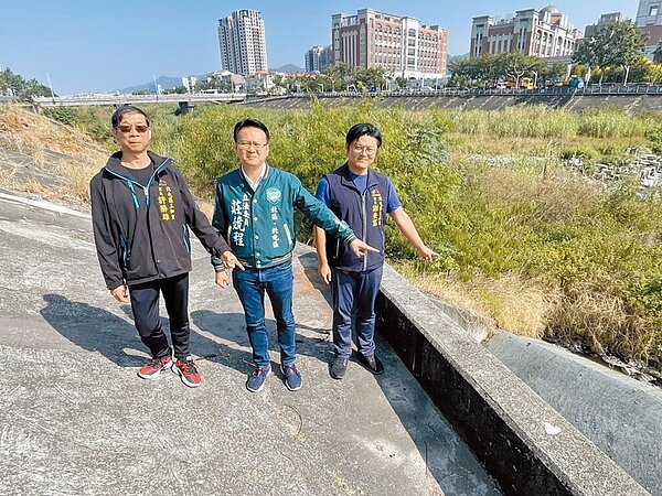 旱溪流經台中市北屯區旱溪西路三段一帶，近1年開始飄出臭味，立委莊競程（中）日前與里長前去會勘。（立委莊競程辦公室提供／潘虹恩台中傳真）