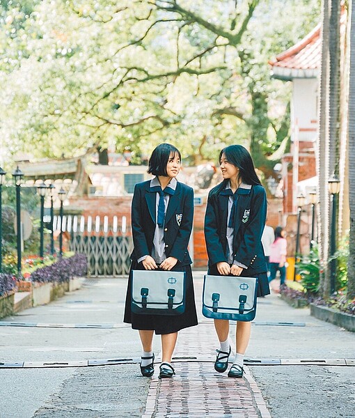 淡江高級中學校內風景優美、制服別具特色,常受劇組青睞取景,影后林青霞出道作電影《窗外》中,飾演女學生江雁容的林青霞便是穿著以該校制服為原型的學生服飾在校園內拍攝。(新北市淡江高中提供/柯毓庭新北傳真)