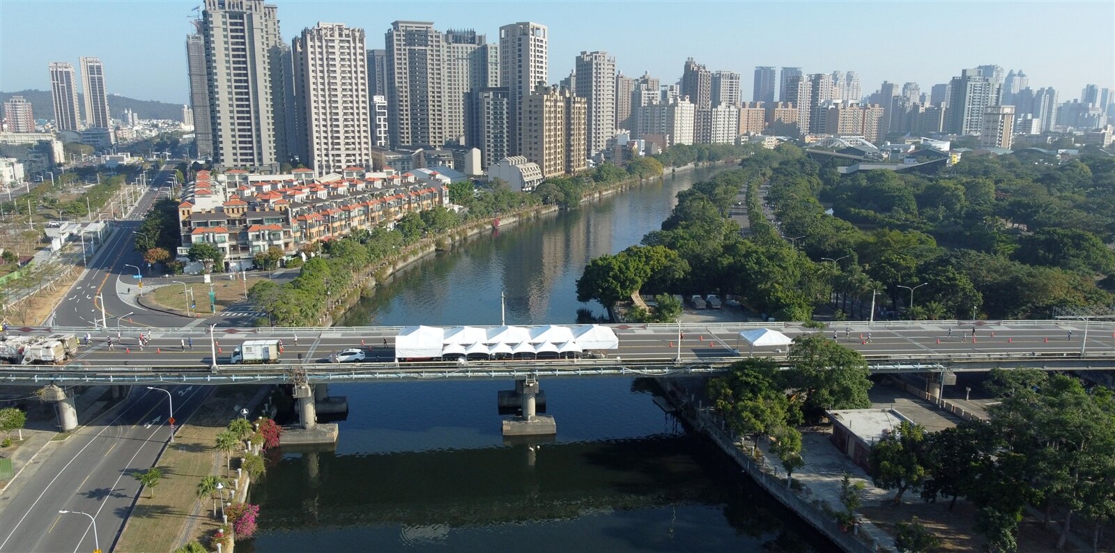 高雄九如橋的引道達624公尺、橋寬20公尺,今天動工拆除。記者劉學聖/攝影