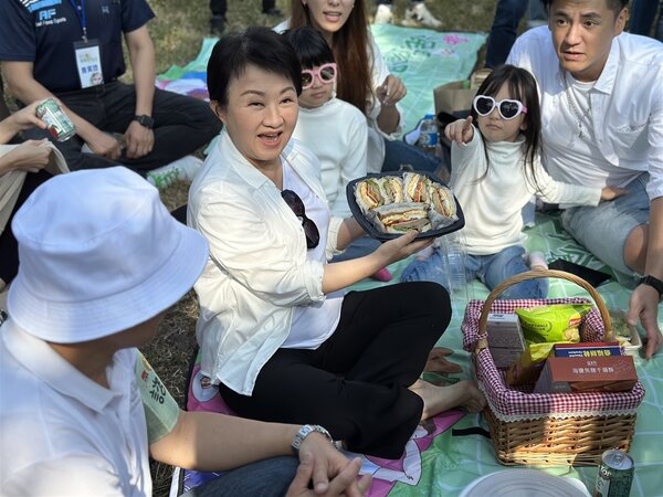 台中市長盧秀燕昨天準備美味三明治，參與「2023台中市民野餐日」。記者劉柏均／攝影 