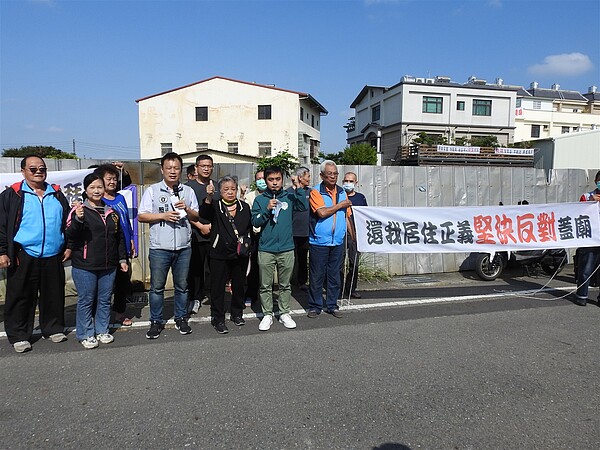 南投草屯新豐社區住家林立,當地卻要興建廟宇,恐影響居住安寧,居民拉白布條抗議要求停工。記者賴香珊/攝影