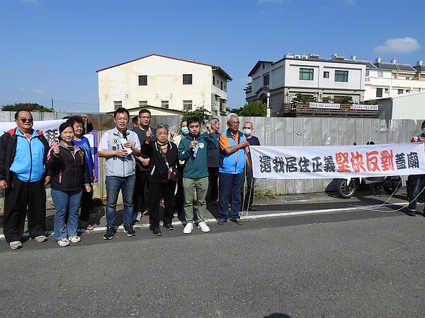 南投草屯新豐社區住家林立，當地卻要興建廟宇，恐影響居住安寧，居民拉白布條抗議要求停工。記者賴香珊／攝影 