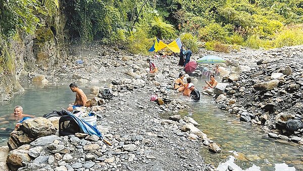 宜蘭縣大同鄉芃芃野溪溫泉號稱全台品質最好,有許多露營車直接開下河床影響當地農民使用道路,甚至有遊客亂丟垃圾、燃燒木頭,讓附近部落民眾相當困擾。(民眾提供/吳佩蓉宜蘭傳真)