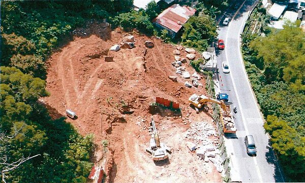 寬頻房訊前總經理游世一,曾以「農民」身分在仰德大道一段、國安局下方的2726坪土地蓋農舍,卻把原始樹林剷掉,當地居民質疑是「假農舍、真豪宅」。圖/岩山里前里長鄭小塔提供
