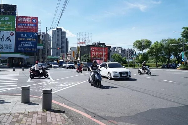 新竹縣竹北市環北路、中山路、中正東路與縣政二路交會的五岔路口，因台元園區就業人口逐年增加，加上人口外移常塞車，議員林碩彥提議將位於莊敬北路的大享容器遷移，直接往北開通延伸至鳳山溪堤坊道路。圖／新竹縣政府提供
