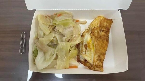 大安區買的自助餐，高麗菜加上荷包蛋要70元。(圖／攝自爆料公社二社臉書)
