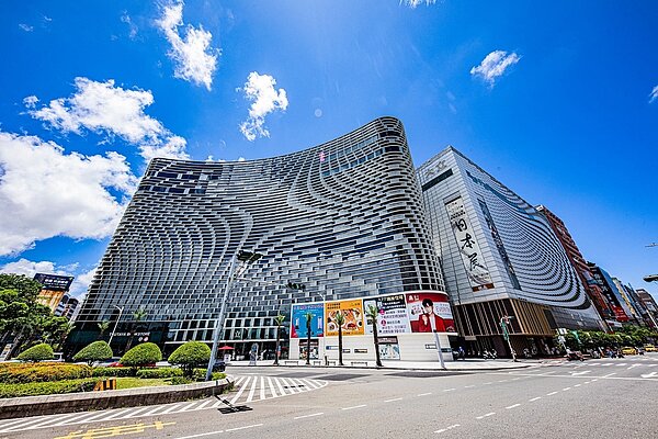 有鑒於百貨業客源被電商分食,大立開啟轉型,將原本百貨的空間開放給知名業者承租。圖/ 取自高雄大立官網