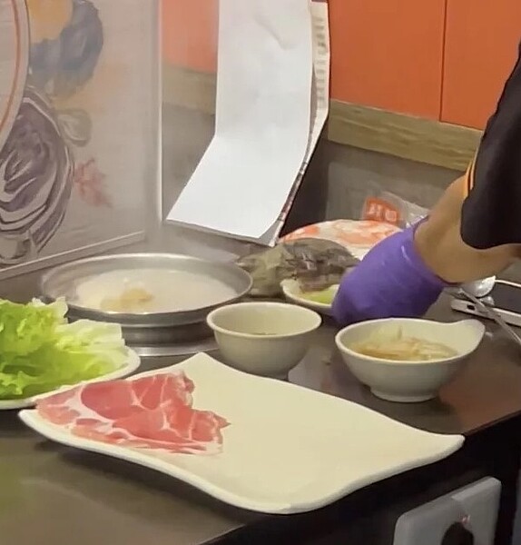 有民眾26日在知名火鍋連鎖店錢都板橋雙十店用餐時,有老鼠「從天而降」砸中一旁的菜盤。圖/民眾提供