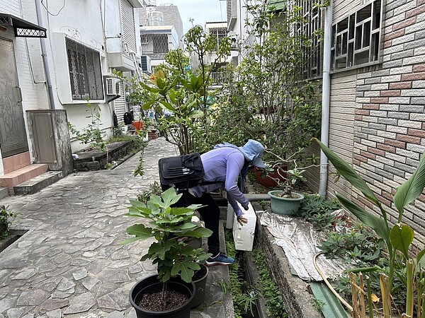 台南市登革熱疫情持續下降，但戶外溫度仍適合病媒蚊孳生及活動，孳清仍重要。記者鄭惠仁／翻攝