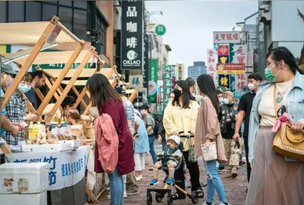 新竹市政府4日於東門街（中央路至東前街區段）舉辦「竹風好市－商圈漫遊趣」活動。圖／竹市府提供