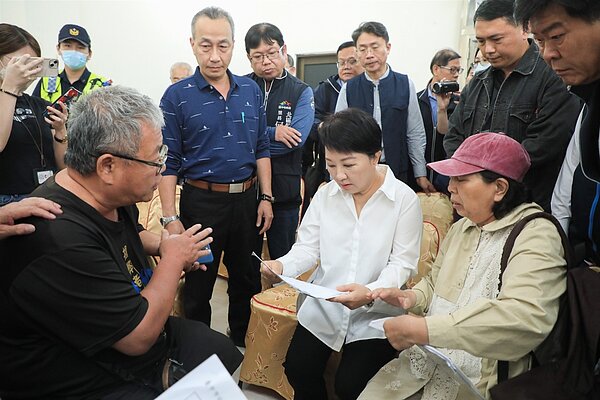 太平區新坪生活公園社區因921震災後被判定全倒至今24年,社區重建促進會27日向市長盧秀燕陳情,盧秀燕承諾將釐清整體事件。圖/台中市政府提供