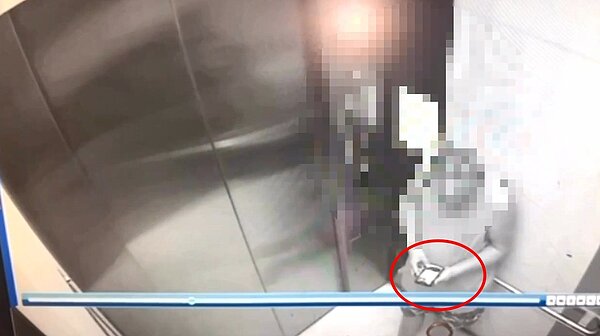高雄市黃姓男子到客戶住處大樓裝設攝影器材,將iPhone13pro放大樓大廳桌上卻憑空消失,監視器拍下大樓住戶拿走手機後,在電梯滑手機。記者石秀華/翻攝