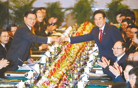 2010年第五次江陳會在重慶登場，會中討論ECFA及智慧財產權保護協議，圖為當時的海基會董事長江丙坤（左）與海協會會長陳雲林（右）以握手開場。（本報資料照片）