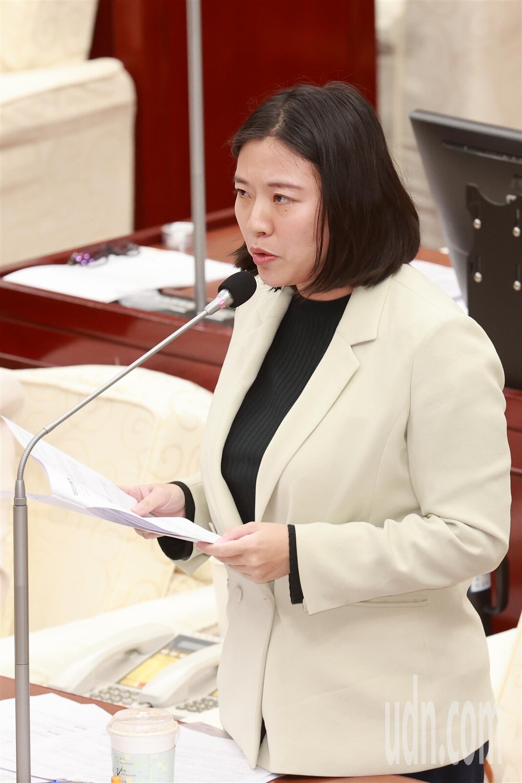 台北市議員何孟樺(圖)質詢台北市老舊大樓拉皮進度緩慢。記者蘇健忠/攝影