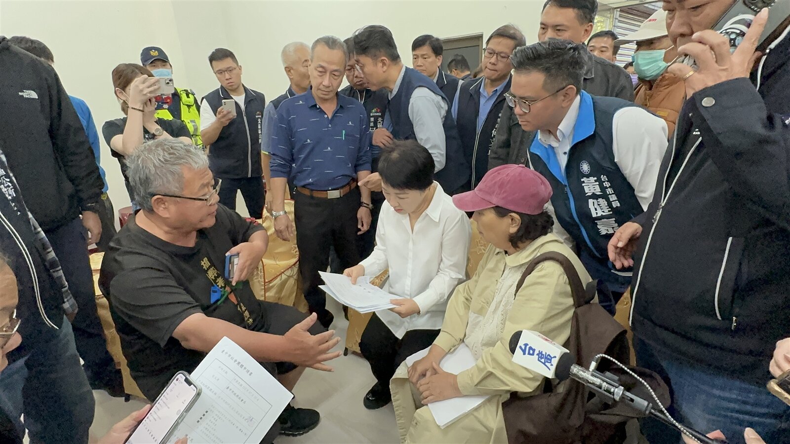 太平新坪生活公園社區自救會成員昨早突襲台中市長盧秀燕公開行程,盧當面接下陳情函。記者劉柏均/攝影